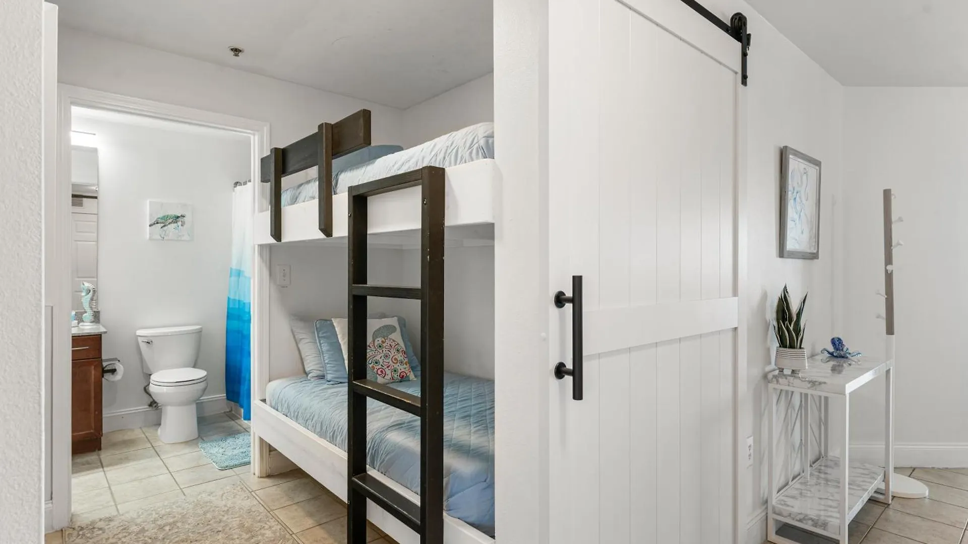 Luxurious 4 Bedroom Condo! Gulf Views! Sleeps 10 & Easy Beach Access! By Dolce Vita Getaways Pcb Panama City Beach USA